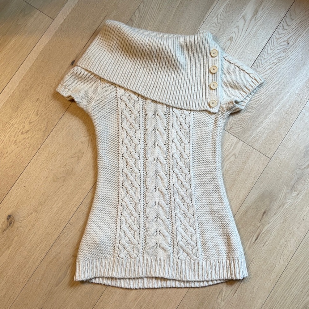 BCBG cream cable short sleeved sweater sz M